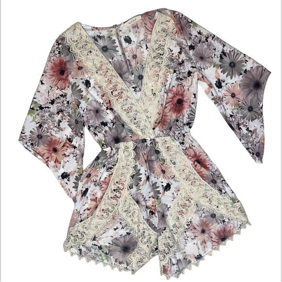 Gorgeous ILLA ILLA Lace Trim V-Neck Floral Romper Size Small - Picture 1 of 16